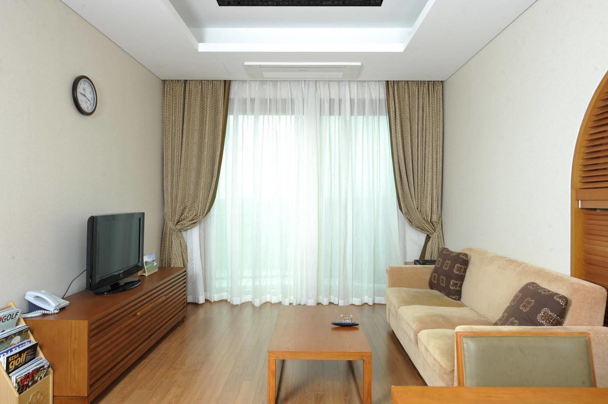 Pineridge Hotel Sokcho Exterior photo