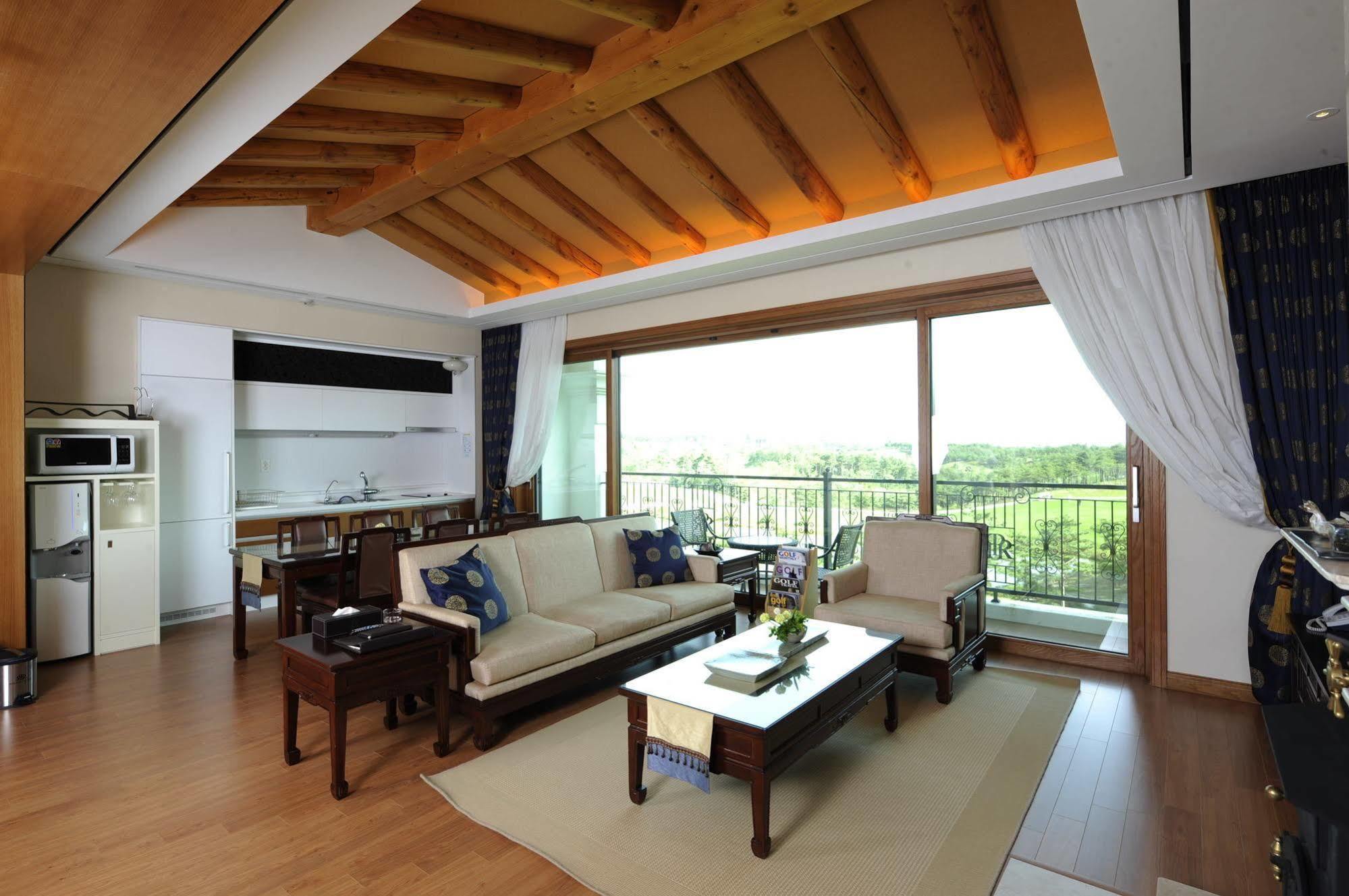 Pineridge Hotel Sokcho Exterior photo